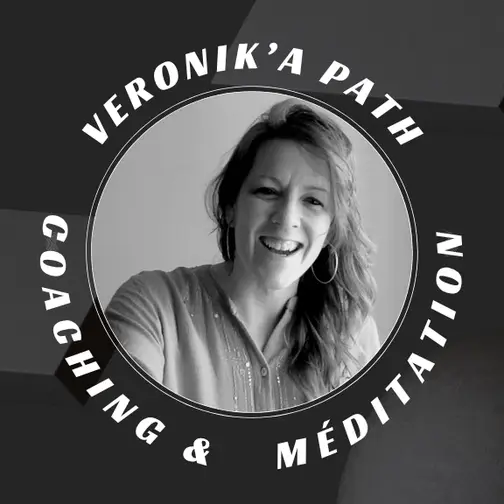 Portrait de Veronik’A Path, coach et maître en méditation, spécialisée en transformation personnelle et bien-être.